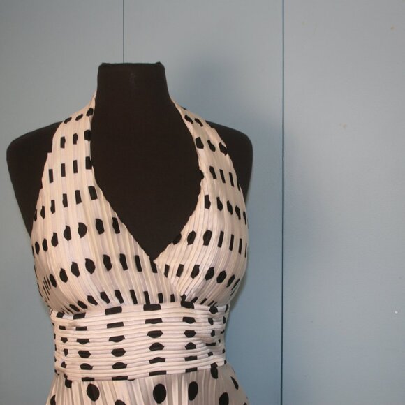 "Marilyn Munro Inspired" Dress with Pleated Skirt - Picture 3 of 10